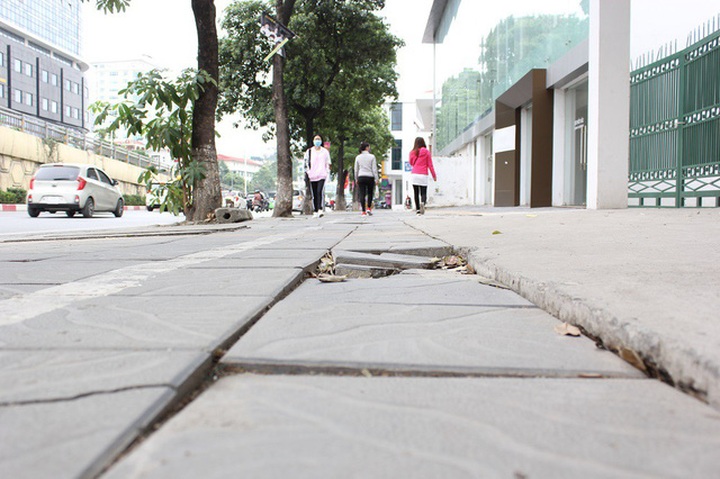 New stone pavements in Hanoi quickly deteriorate - 5