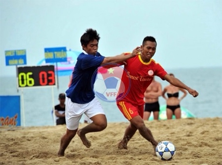 Khanh Hoa win opener of beach football championships - 1