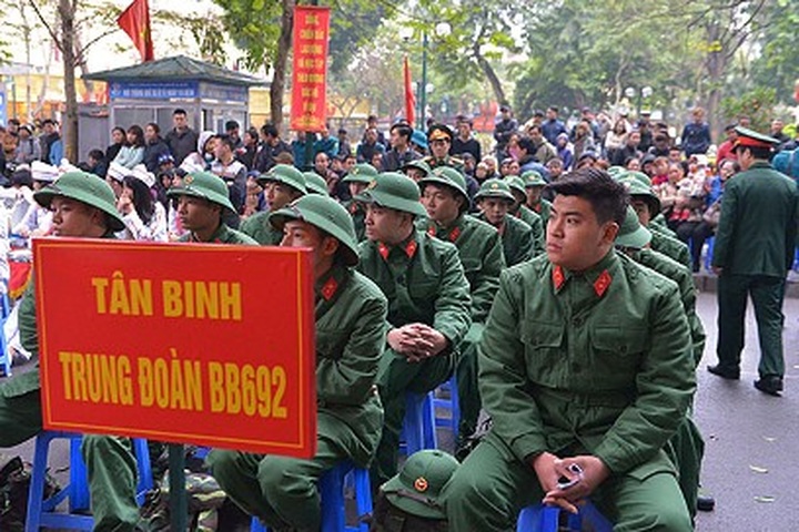 Thousands of young Hanoian men join the army - 3