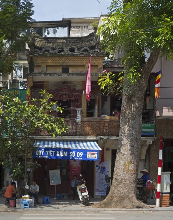 Many old temples in Hanoi turned into hotels, underwear shops - 2