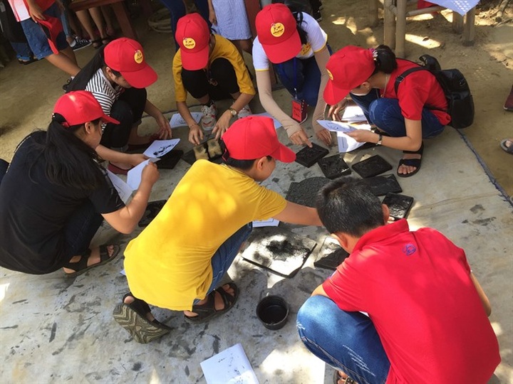 Young mom's tours help children practise English - 2 Young mom's tours help children practise English - 2