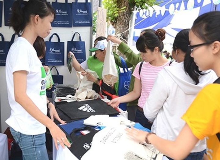 HCM City attempts to cut use of plastic bags - 1