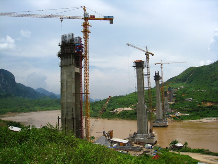 Two workers killed in crane accident in Hanoi - 1