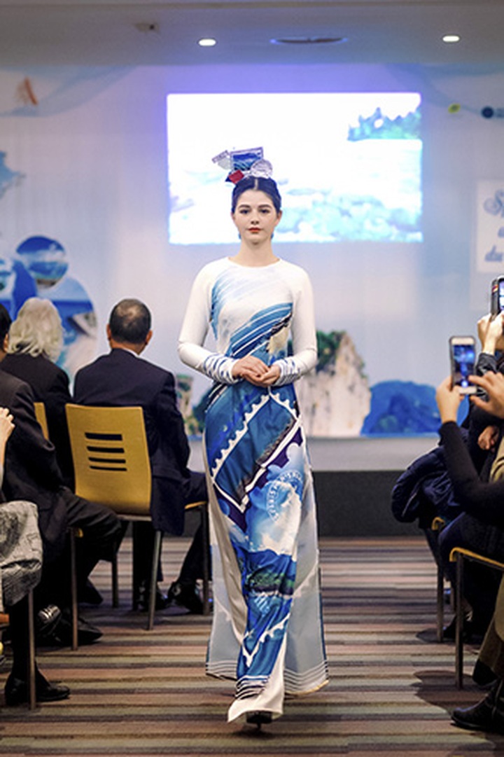 Ao dai fashion show on Vietnam’s sea and islands held in Paris - 6