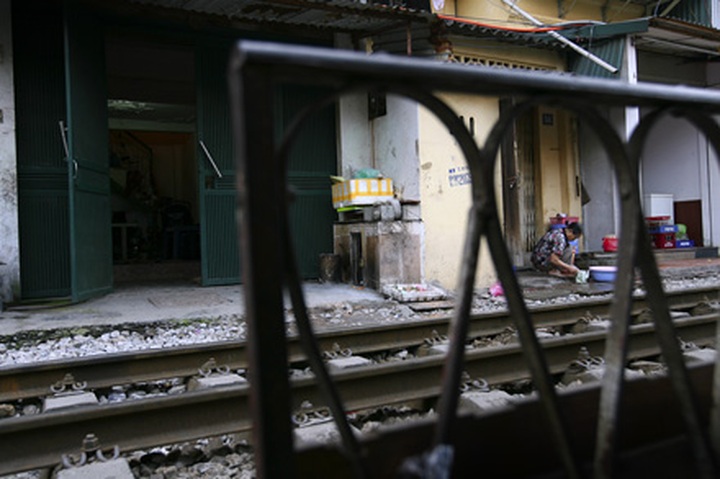 Hanoi life on the tracks - 2 Hanoi life on the tracks - 2