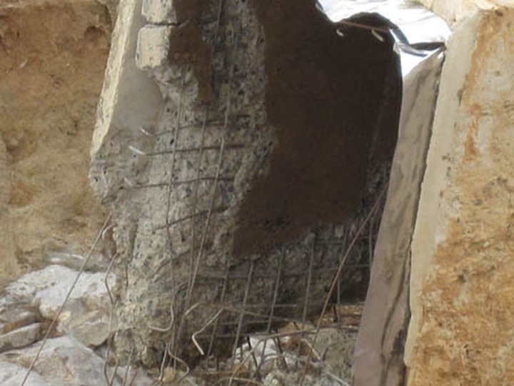 Dam break causes huge losses and threatens community - 8 Dam break causes huge losses and threatens community - 8