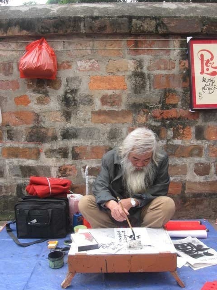 Young Vietnamese take interest in calligraphy - 3 Young Vietnamese take interest in calligraphy - 3