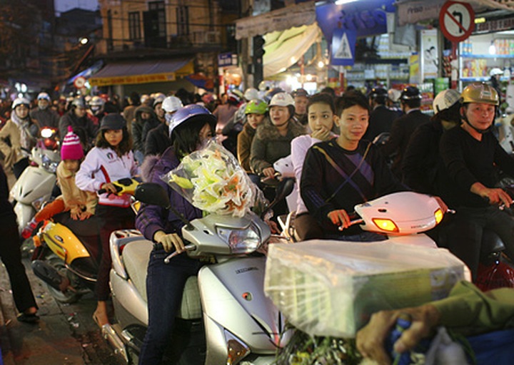 Tet atmosphere washes over Hanoi's streets - 2 Tet atmosphere washes over Hanoi's streets - 2