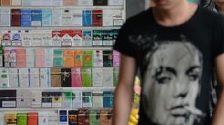 China officials told not to smoke in public - 1