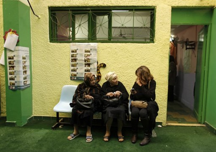 Egyptians wait in long lines to elect a parliament - 1