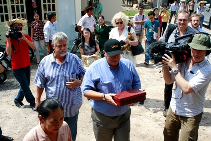 Australian vet returns Vietnamese soldier's personal effects - 3 Australian vet returns Vietnamese soldier's personal effects - 3