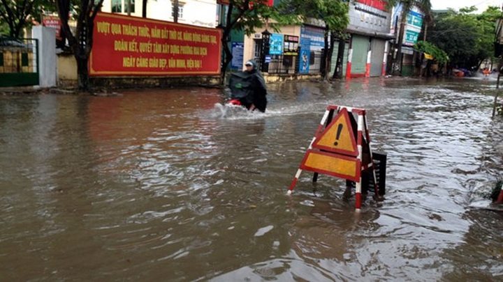 Serious flooding in Hanoi despite big investment in infrastructure - 1