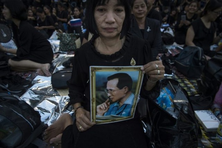 Thais poised for final goodbye to beloved King Bhumibol - 1