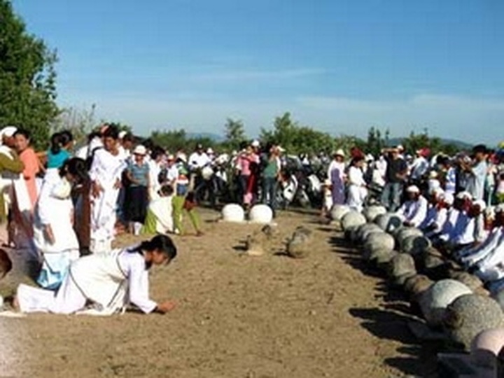 Cham Muslims in Binh Thuan welcome New Year - 1