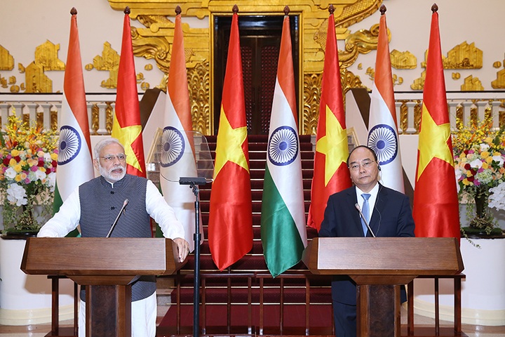 Indian PM announces new defense credit line for Vietnam - 1