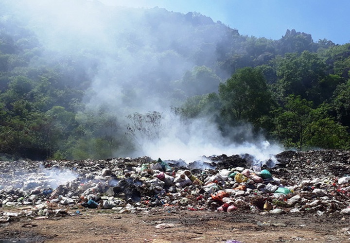 Huge landfill pollutes Sam Son Beach - 6