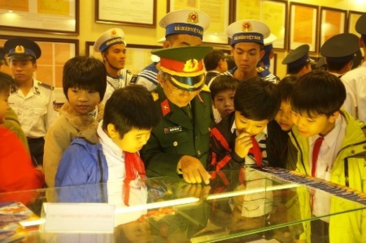 Exhibition on Hoang Sa & Truong Sa archipelagos opens - 1