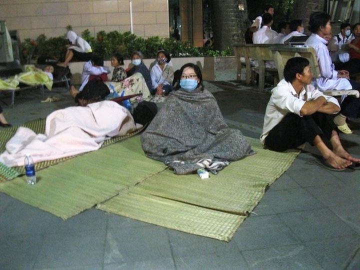 Patients at Bach Mai Hospital evacuated after electrical fire - 1