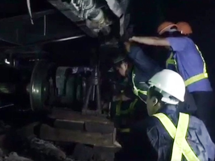 Derailed train blocks north-south railway traffics for hours - 1 Derailed train blocks north-south railway traffics for hours - 1