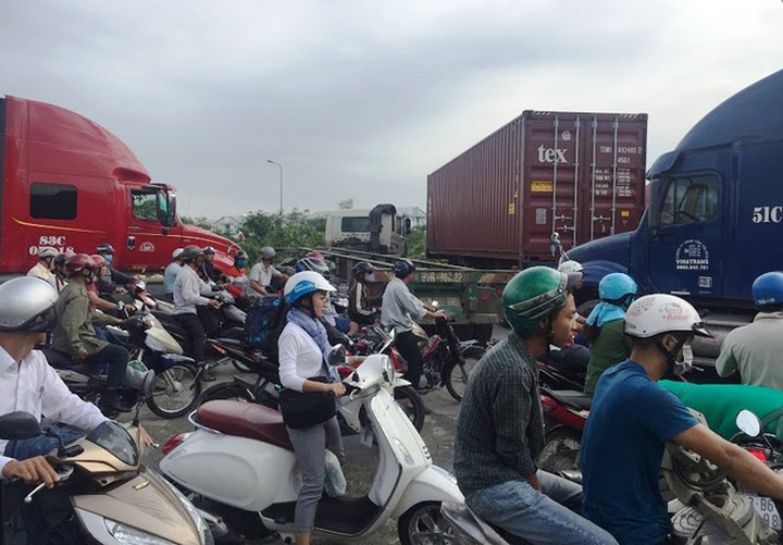 HCM City experiences horrific traffic jam - 5