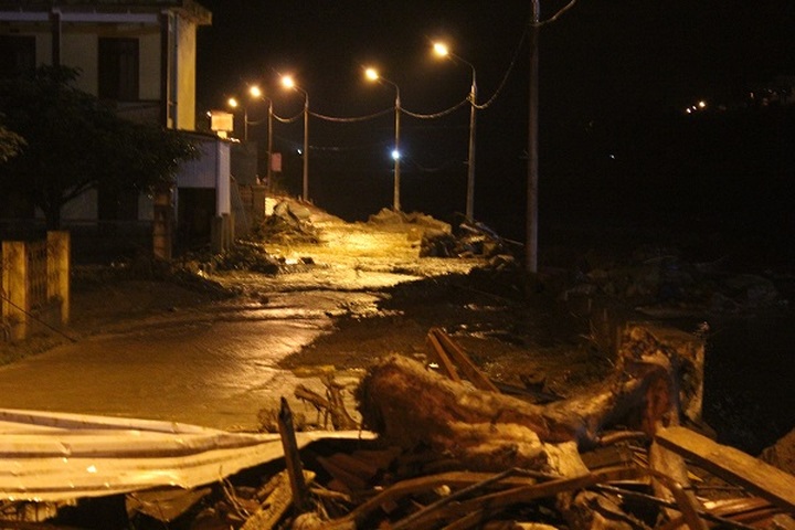 Yen Bai up all night searching for flash flood victims - 1