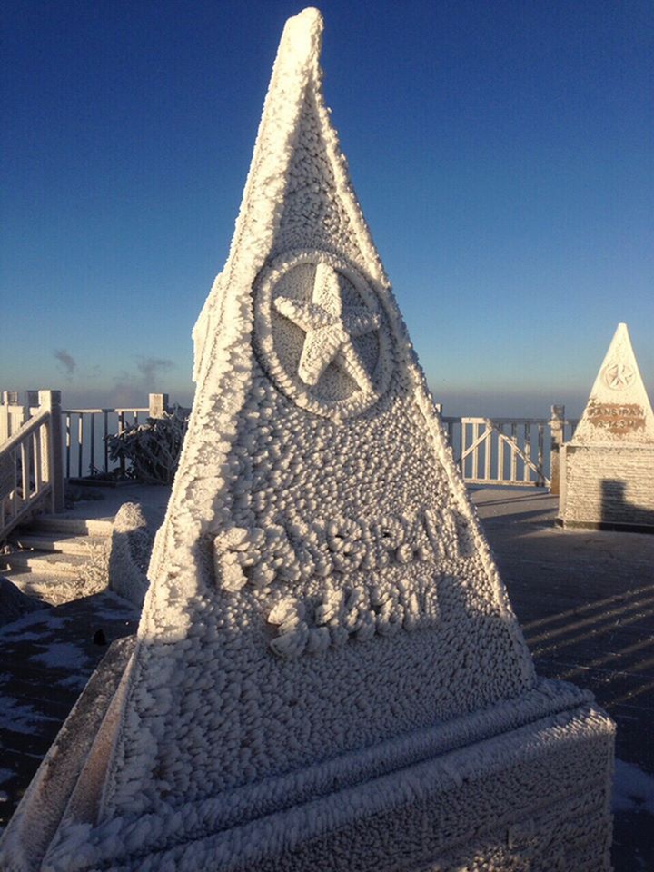 Mount Fansipan covered in frost and snow - 3