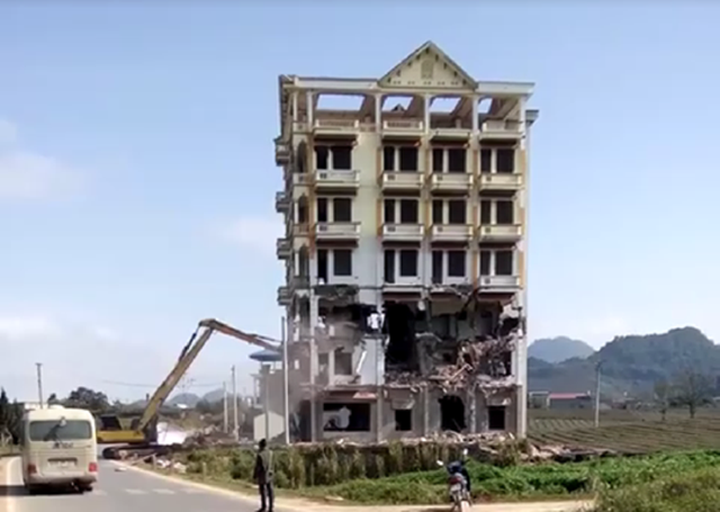 Drug trader’s seven-floor building in Son La destroyed - 1 Drug trader’s seven-floor building in Son La destroyed - 1
