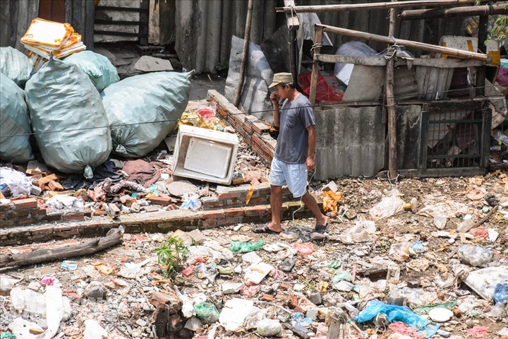 Life under Long Bien Bridge revealed - 8