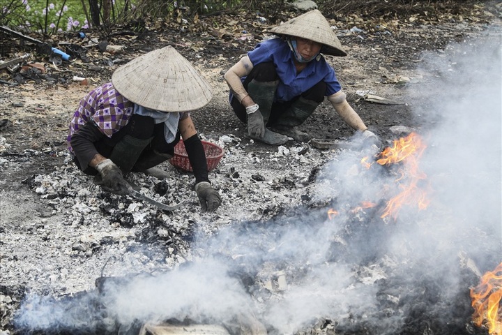 Hanoians threatened by burning rubbish tip - 3