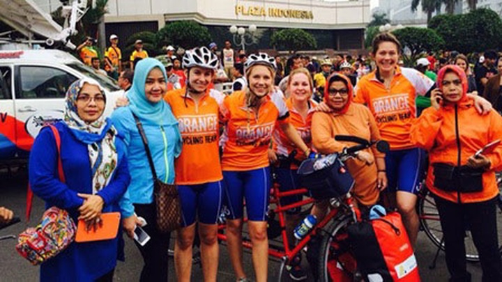 Dutch friends cycle across VN on bikes built for two - 3