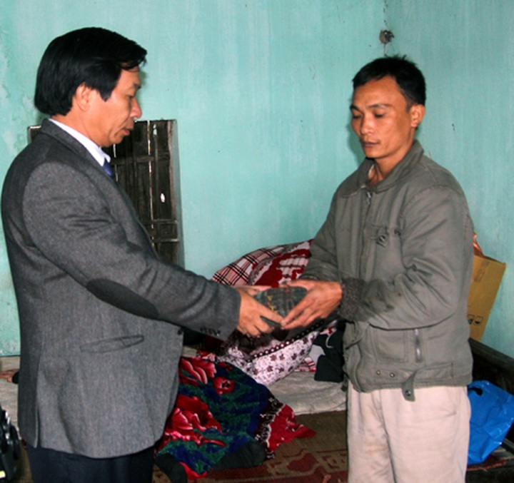 DTiNews readers donate VND385.7 million family of dioxin victims - 1