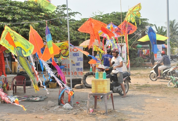 Can Tho skies fill with colour as kite-flyers come out to play - 2