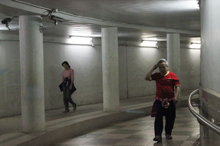 Hanoians avoid coldness at tunnels - 2