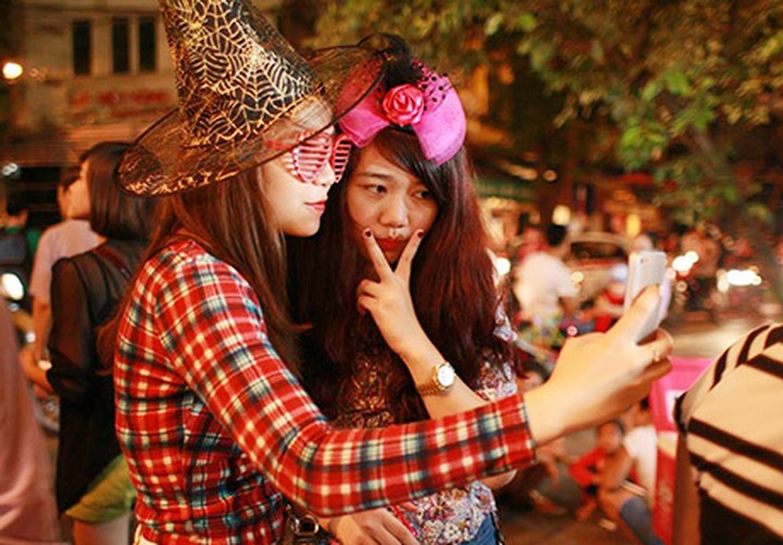 Young Hanoians dress up to mark Full Moon Festival - 3