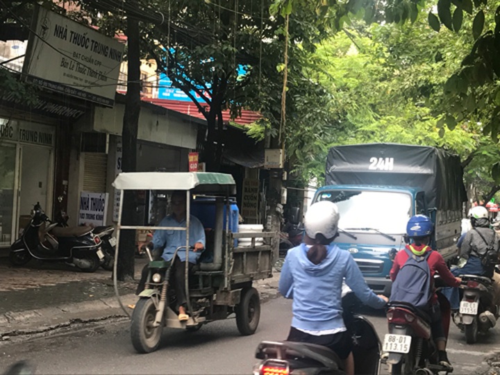 Hanoi authorities determined to ban three-wheeled motorbikes - 1