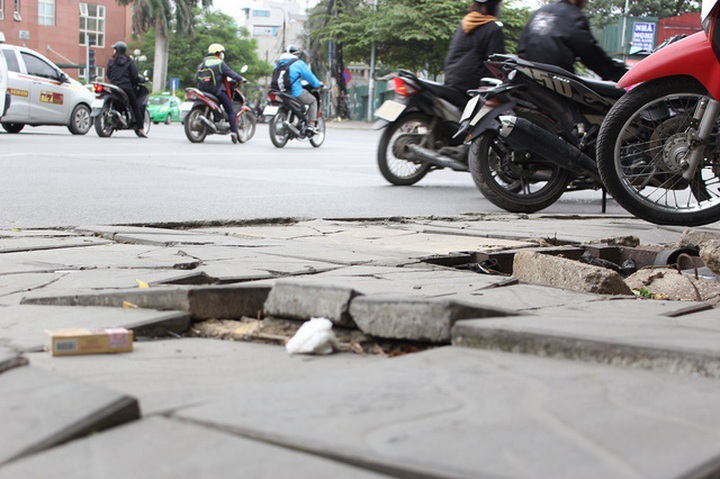 New stone pavements in Hanoi quickly deteriorate - 6