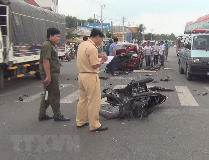 Vietnam seeks ways to reduce road accidents - 1