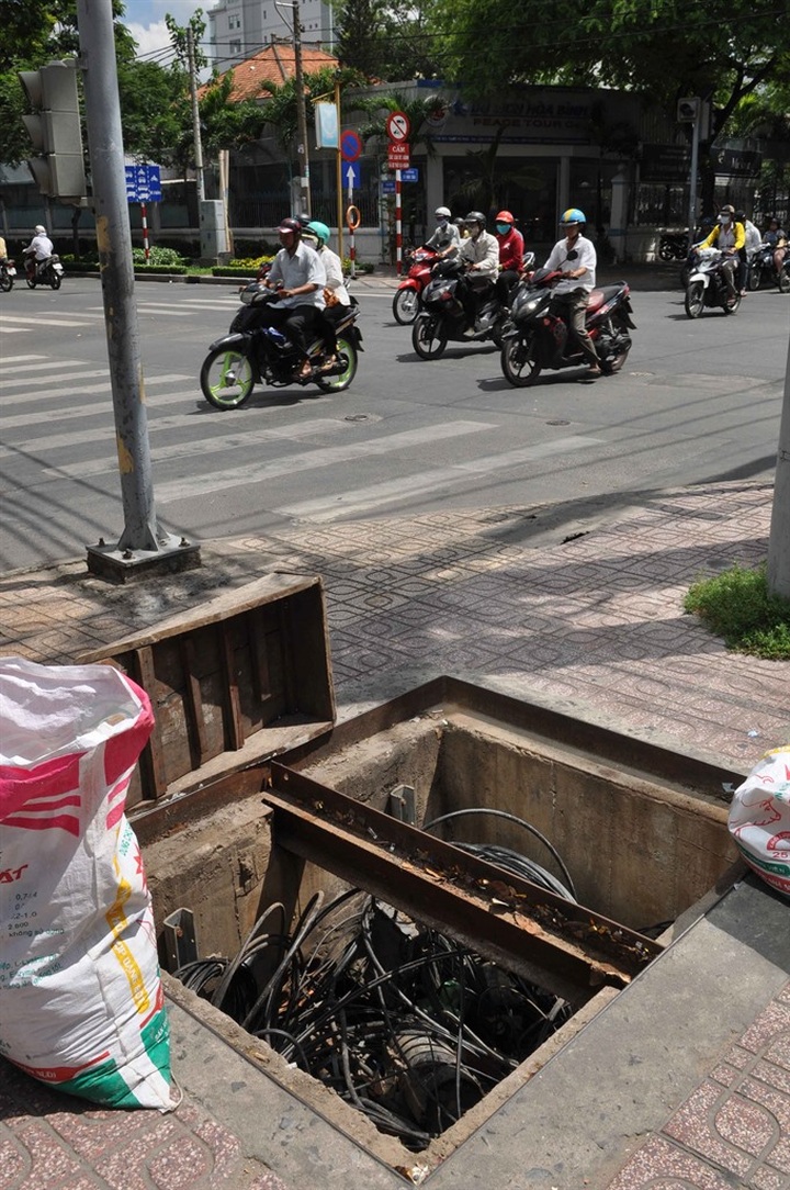 Sewers and open manholes pose threat to road user safety - 1