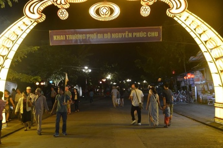 Hoi An ancient town opens new walking street - 1