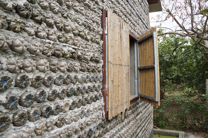 Plastic bottle house promotes environment protection - 1