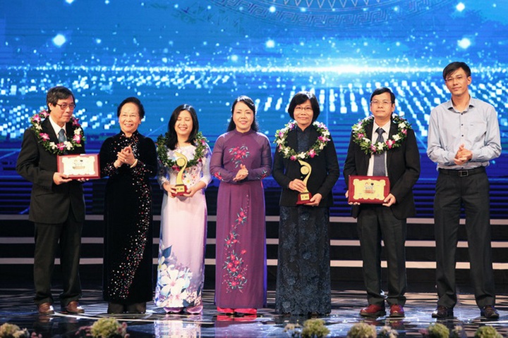 PM presents first prize at Vietnamese Talent Awards - 4