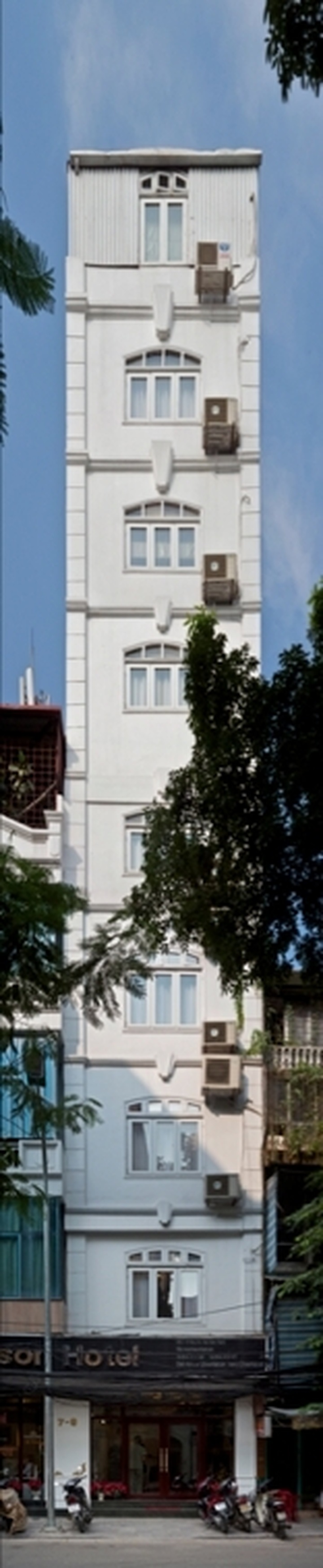 Many old temples in Hanoi turned into hotels, underwear shops - 3