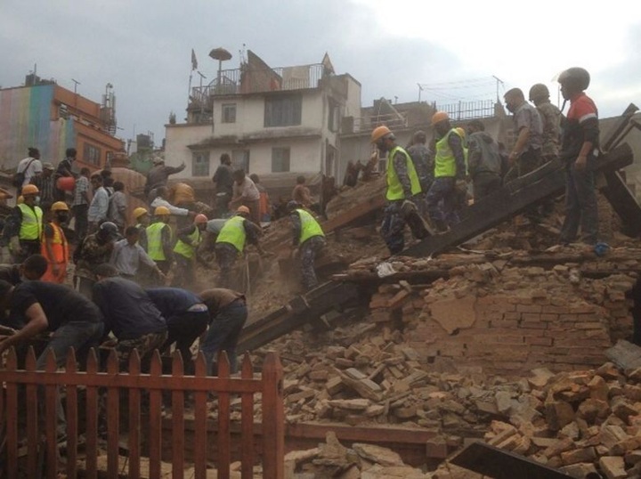 Over 800 confirmed dead after massive earthquake devastates Nepal - 1