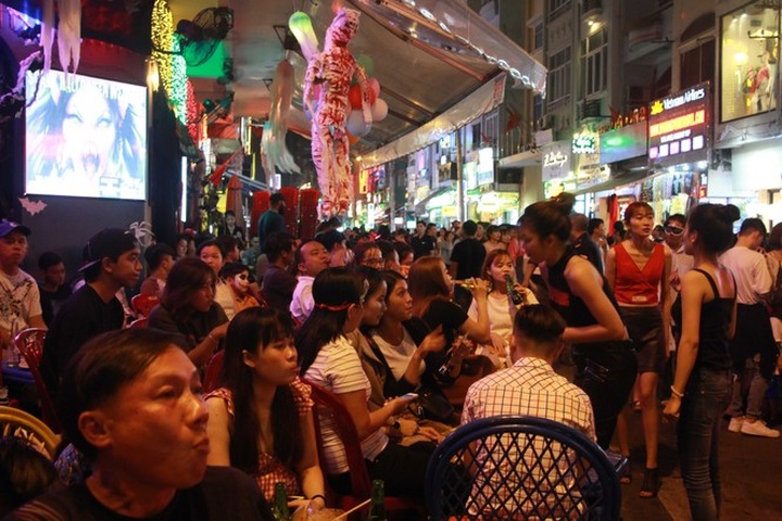 Young people celebrate Halloween - 12 Young people celebrate Halloween - 12