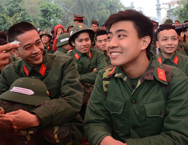 Thousands of young Hanoian men join the army - 7