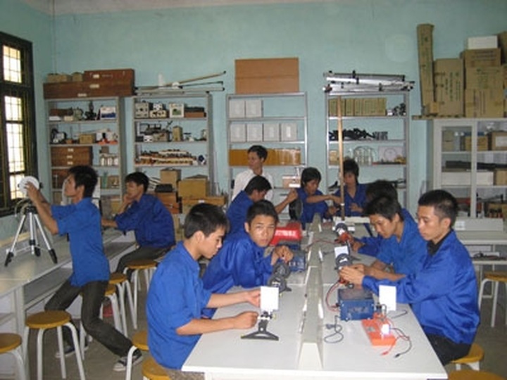 German bank supports vocational schools in 2011-2014 - 1