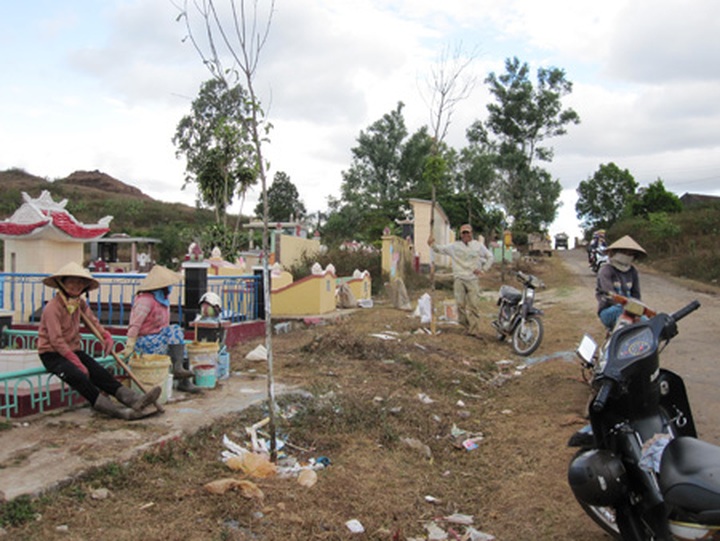 Unemployed clean up graves to earn Tet money - 1 Unemployed clean up graves to earn Tet money - 1
