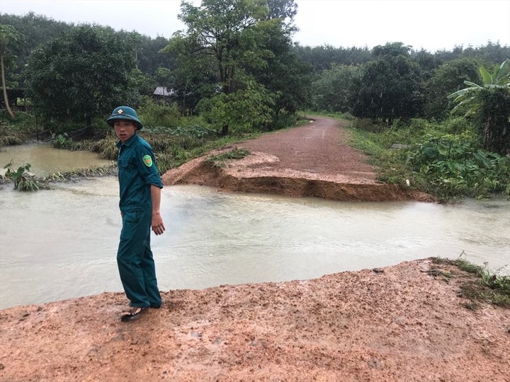 Villages isolated by rising flood water in Kon Tum - 3