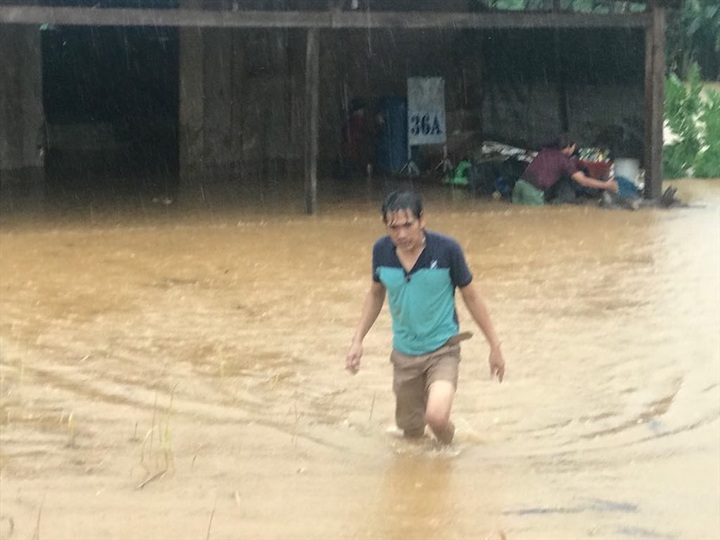 Villages isolated by rising flood water in Kon Tum - 4