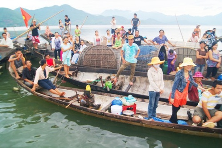 Boat race on Tam Giang Lagoon - 7 Boat race on Tam Giang Lagoon - 7